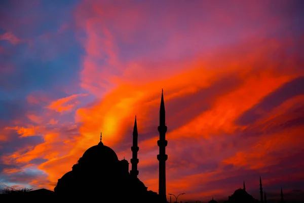 Silhueta Eminonu Yeni Cami Nova Mesquita Céu Dramático Ramadã Laylat — Fotografia de Stock