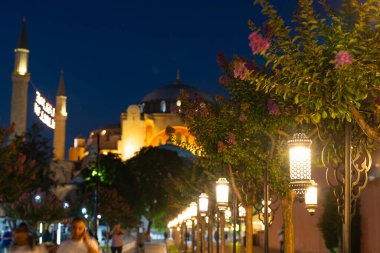 Ramazan veya İslami konsept fotoğraf. Ayasofya geceleri. Seçici olarak ışıklara odaklan. Hareket bulanıklığı. İstanbul Türkiye - 8.12.2022