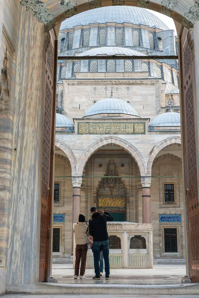 Tourist Couple Courtyard Suleymaniye Mosque Travel Istanbul Background Vertical Photo — Stock Photo, Image