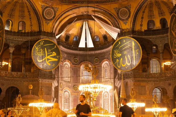 Hagia Sophia和游客 Ayasofya清真寺的书法作品 前往伊斯坦布尔的背景照片 伊斯坦布尔Turkiye 2022年12月8日 — 图库照片