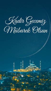 Kadir Gecesi veya laylat al-Qadr. Camlica Camii ve Hilal Ayı. Kadir Gecemiz Mubarek Olsun dikey fotoğraf. Ramazan 'ın 27' nci günü kutlu olsun..