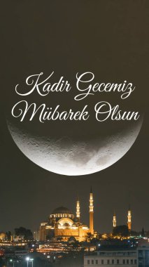 Kadir Gecesi Mubarek Olsun. Süleyman Camii ve Hilal Ayı dikey fotoğrafı. Ramazan 'ın 27' nci günü kutlu olsun..
