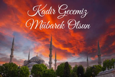 Sultanahmet Camii ve dramatik gökyüzü. Kadir Gecesi Mubarek Olsun. Ramazan 'ın 27' nci günü kutlu olsun..