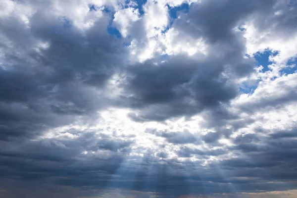 Raios Sol Nuvens Céu Foto Conceito Religioso Santo Raios Solares — Fotografia de Stock