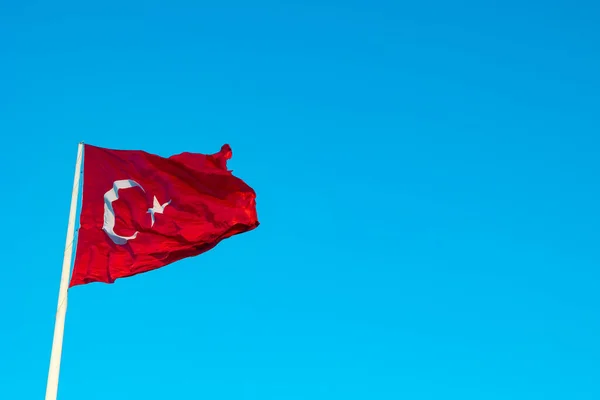 Турецкий Флаг Выделен Фоне Голубого Неба Копировальным Пространством Текста Праздники — стоковое фото