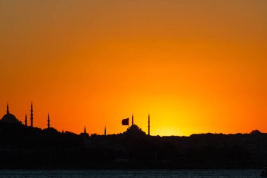 Günbatımında camilerin ve şehrin silueti. İstanbul silueti. Ramazan veya laylat al-Qadr veya kadir gecesi arkaplan fotoğrafı.