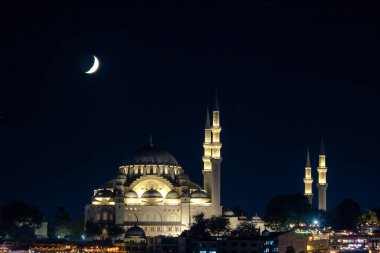 İslami fotoğraf. Cami ve hilal. Ramazan veya laylat al-Qadr veya kadir gecisi kavramı. 