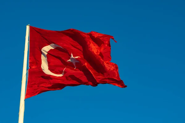Размахивая Турецким Флагом Закате Изолированы Голубом Фоне Неба Государственные Праздники — стоковое фото