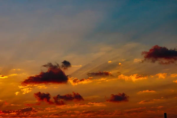 Napsugár Süt Felhők Között Naplementekor Részben Felhős Drámai Felhős Táj — Stock Fotó