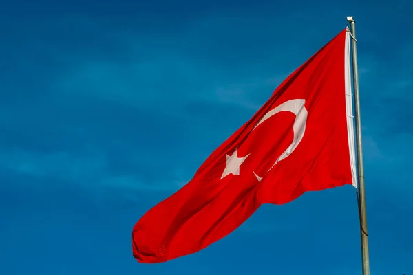 Флаг Турции Размахивая Флагом Турции Голубом Фоне Неба Праздники Турции — стоковое фото
