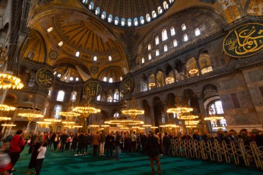 Turistler ve Ayasofya 'nın manzarası geniş. İstanbul 'a git. İstanbul Türkiye - 4.14.2023