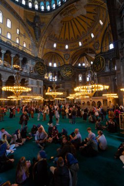 Bir turist grubu Ayasofya 'yı ziyaret ediyor. İstanbul 'daki arka plan fotoğrafına git. İstanbul Türkiye - 4.14.2023