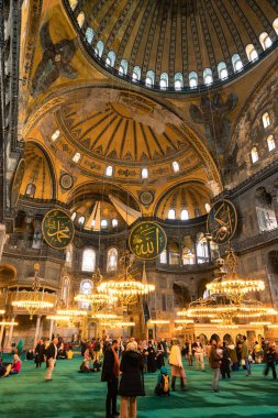 Turistler ve Ayasofya Camii. İstanbul 'daki dikey arka plan fotoğrafına git. İstanbul Türkiye - 4.14.2023
