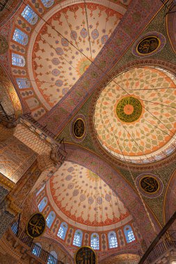 Osmanlı camii mimarisi. Eminonu Yeni Cami ya da Yeni Cami. İstanbul Türkiye - 3.31.2023