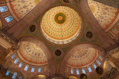 Eminonu Yeni Cami 'nin Kubbeleri veya İstanbul' daki Yeni Cami. Osmanlı mimari arka plan fotoğrafı. İstanbul Türkiye - 3.31.2023
