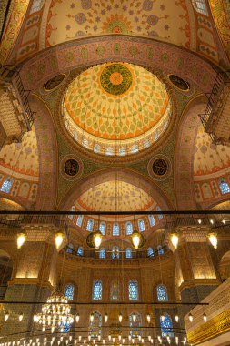 Eminonu Yeni Cami ya da Yeni Cami iç mimarisi. Cami kubbeleri. İstanbul Türkiye - 3.31.2023