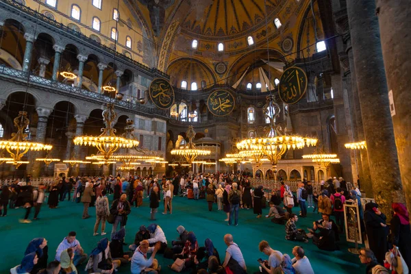 Ayasofya 'daki turistler. İstanbul 'daki arka plan fotoğrafına git. İstanbul Türkiye - 4.14.2023