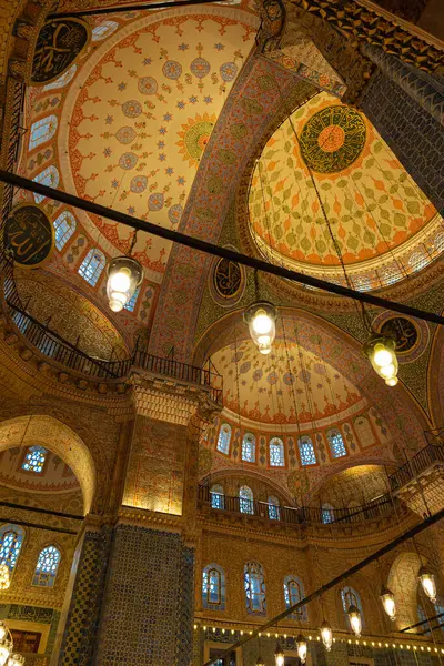 Eminonu Yeni Cami 'nin ya da Yeni Cami' nin içi. Osmanlı mimari geçmişi. İstanbul Türkiye - 3.31.2023