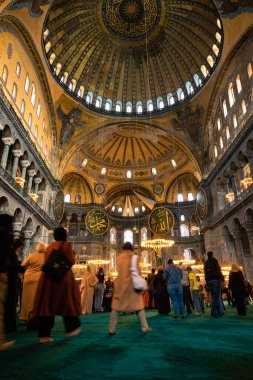 Turistler ve Ayasofya. İstanbul 'daki arka plan fotoğrafına git. İstanbul Türkiye - 4.14.2023
