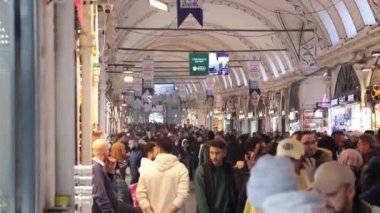 Kapalicarsi ya da Turistlerle ya da yerel halkla Büyük Pazar. İstanbul 'a veya Türkiye Ekonomi arka plan videosuna gidin. İstanbul Türkiye - 12.23.2022