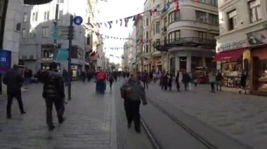 Istiklal Bulvarı veya İstiklal Caddesi ve Taksim Meydanı 'nda Cumhuriyet anıtı görüntüsü son sürat görüntülerde yer alıyor. İstanbul arka plan 4k video seyahat. İstanbul Türkiye - 1.18.2023