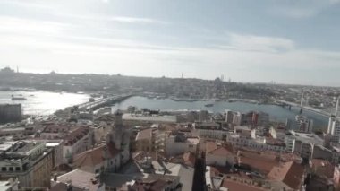 Galata Kulesi 4K görüntülerinden İstanbul manzarası. Gündüz vakti Galata Kulesi manzarası. İstanbul Türkiye - 1.18.2023