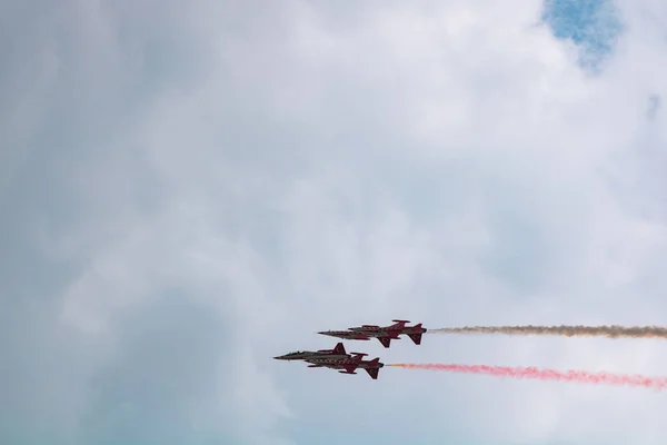 Turkiska Stjärnor Eller Turk Yildizlari Aerobatic Demonstrationsteam Upp Och Ner — Stockfoto