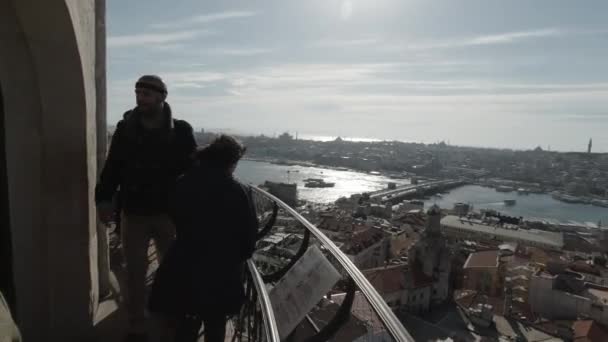 Τουρίστες Στο Μπαλκόνι Του Πύργου Γαλατά Και Του Αστικού Τοπίου — Αρχείο Βίντεο