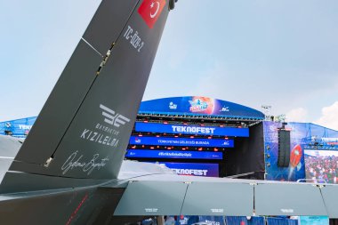 Teknofest 2023 'te Bayraktar Kizilelma' nın kuyruğunda logo ve imzalar vardı. İstanbul Türkiye - 5.1.2023