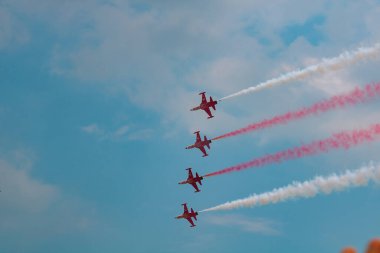 Gökyüzünde Türk Yıldizileri veya Türk Yıldızları akrobatik gösteri ekibi. İstanbul Türkiye - 5.1.2023