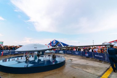 Bayraktar Akinci PUSA ve Teknofest 2023 'teki insanlar. Türk Hava Kuvvetleri 'nin insansız hava araçları. İstanbul Türkiye - 5.1.2023