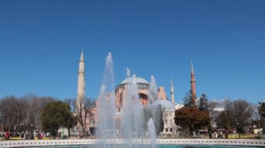 İstanbul manzaralı. Fountain ve Ayasofya. İstanbul Türkiye - 3.30.2023