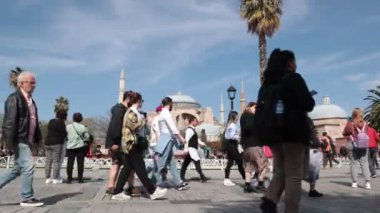 Turistler ve Ayasofya. İstanbul 4K video 'suna git. İstanbul Türkiye - 4.14.2023