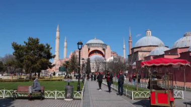 4K klibinde turistler ve Ayasofya. İstanbul 'daki arka plan görüntülerine git. İstanbul Türkiye - 3.30.2023