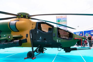 Atak veya T129 savaş helikopteri kokpiti ve silahları. İstanbul Türkiye - 5.1.2023