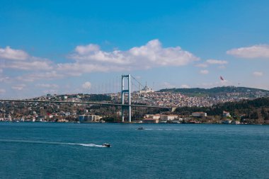 İstanbul silueti. Bosphorus Köprüsü, nam-ı diğer 15. Beşiktaş 'tan şehit köprüsü ve Uskudar ilçesi. 