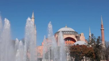 İstanbul arka plan videosu. Fountain ve Hagia Sophia ya da gündüz Ayasofya. Sultanahmet Park 'tan Ayasofya.