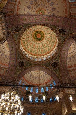 Eminonu Yeni Cami ya da Yeni Cami iç mimarisi. İslami mimari arka plan fotoğrafı. İstanbul Türkiye - 3.31.2023