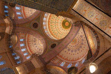 Eminonu Yeni Cami 'nin Kubbeleri veya Yeni Cami. İslami mimari arka plan fotoğrafı. İstanbul Türkiye - 3.31.2023