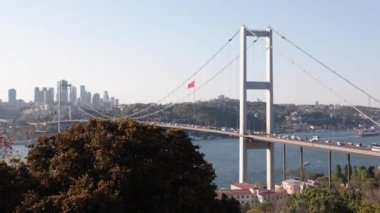 Günbatımında İstanbul Boğaz Köprüsü ile gökyüzü. İstanbul şehir manzarası 4K videosu.