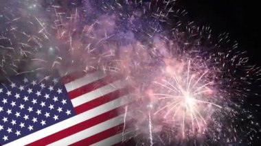4 Temmuz kutlamaları 4K videosu. Birleşik Devletler bayrağı ve gerçek havai fişek gösterisi