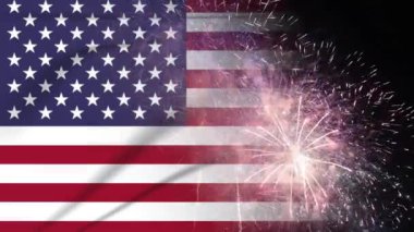 ABD bayrağı ve gerçek havai fişek gösterisi 4K video. 4 Temmuz konsepti 4k çekim.