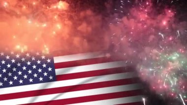 Birleşik Devletler bayrağıyla havai fişek gösterisi. 4 Temmuz Kutlama Konsepti 4k video.