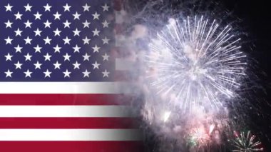 Bağımsızlık Günü konsepti 4K video gerçek havai fişek gösterisi ve ABD bayrağı.