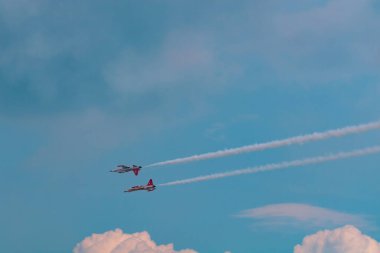 Türk Yıldızları veya Türk Yıldizileri akrobatik gösterimde. İstanbul Türkiye - 5.1.2023