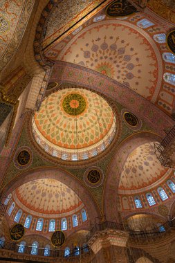Eminonu Yeni Cami 'nin Kubbeleri veya Yeni Cami. İslami mimari. İstanbul Türkiye - 3.31.2023