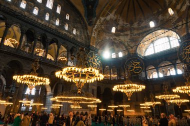 Ayasofya Camii ve turistler. İstanbul konsept fotoğrafını ziyaret et. İstanbul Türkiye - 4.14.2023