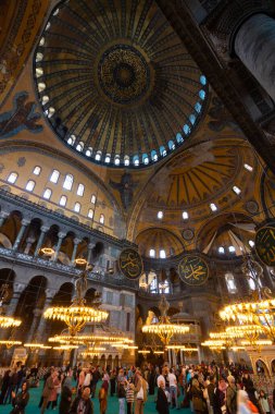 Turistler ve Ayasofya 'dan Ayasofya. İstanbul 'daki arka plan fotoğrafına git. İstanbul Türkiye - 4.14.2023