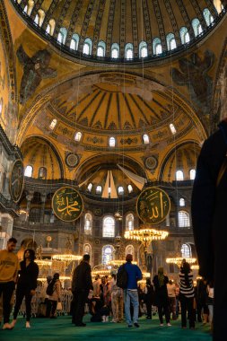 İnsanlar ve Ayasofya 'nın dikey fotoğrafı. İstanbul 'da turizm. İstanbul Türkiye - 4.14.2023