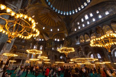 Ayasofya ve turistler. İstanbul konsept fotoğrafını ziyaret edin. İstanbul Türkiye - 4.14.2023